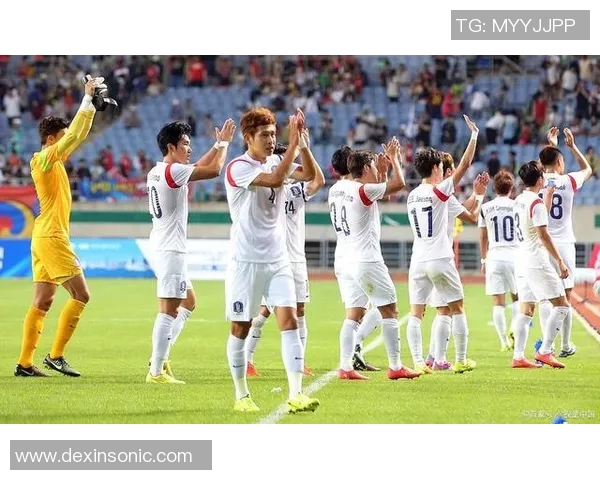 水面上的奇迹足球场漂浮在湖中展现运动与自然的完美结合